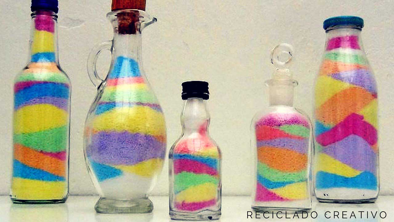 Manualidades con niños, una botella de colores con sal y tizas