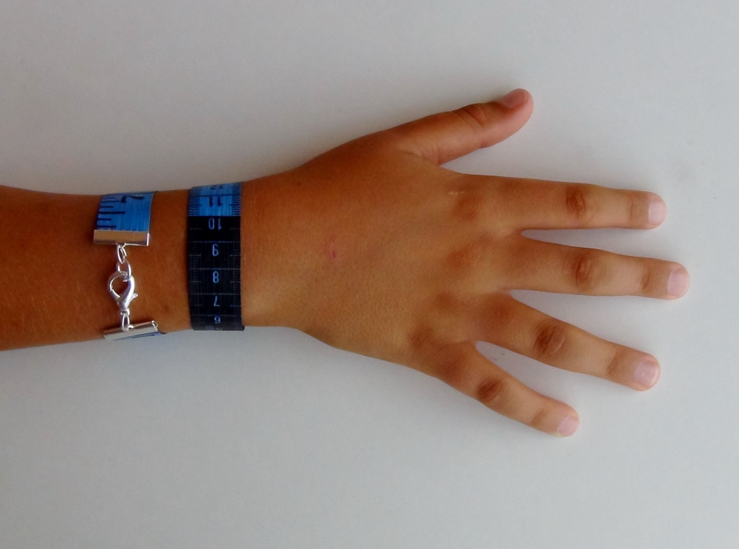 How to make bracelets with dressmakers tape measures   Cómo hacer pulseras con una cinta métrica