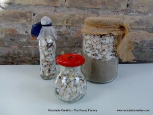 Recuerdos de la orilla de la playa, conchas, piedras y arena . Seashore treasures