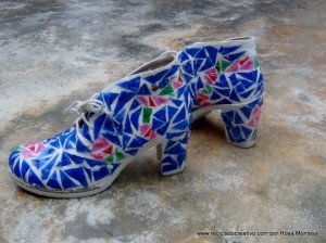Zapatos para un traje de fallera valenciana con material reciclado