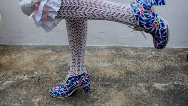 Zapatos para un traje de fallera valenciana con material reciclado