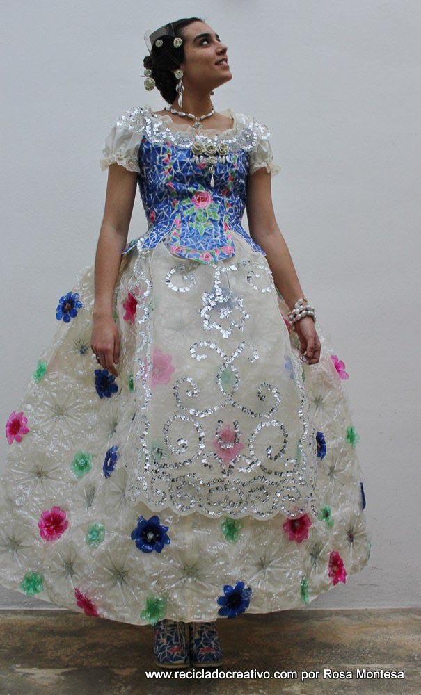 Traje de fallera valenciana #ecofallera con material reciclado - Fallera dress made out of 180 plastic bottles