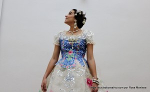 Corpiño de traje de fallera valenciana #ecofallera realizado con trencadís sobre tela