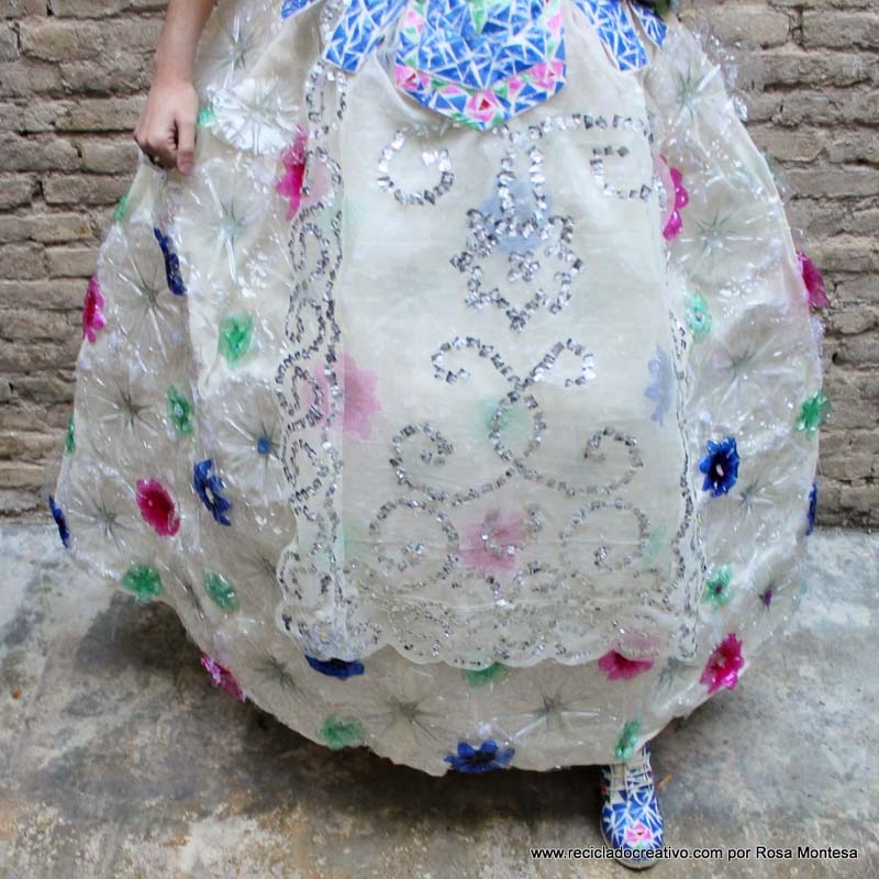 Falda de fallera valenciana siglo XXI con material reciclado