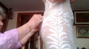 Vestido de novia con vasos de plástico