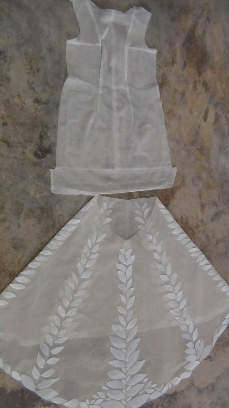 Vestido de novia con vasos de plástico