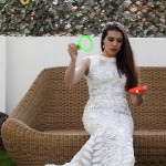 Vestido de novia con vasos de plástico desechable