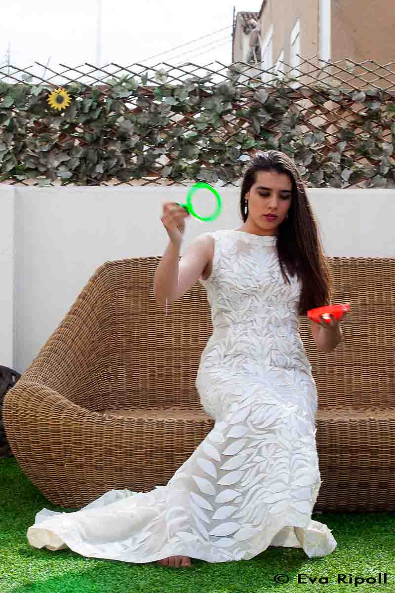 Vestido de novia con vasos de plástico desechable