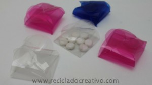 Caja cuadrada con una botella de plástico